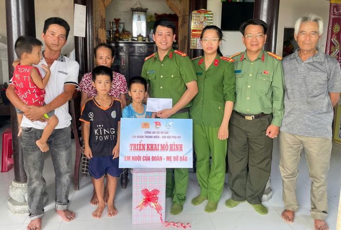 Công an xã Vu Gia thăm, tặng quà cho các em học sinh có hoàn cảnh khó khăn trong chương trình “Em nuôi của Đoàn” và “Mẹ đỡ đầu”.