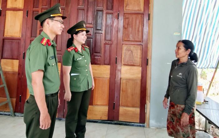 Cán bộ Công an xã Vu Gia bám địa bàn cơ sở, tuyên truyền người dân xây dựng cuộc sống mới ở khu dân cư.