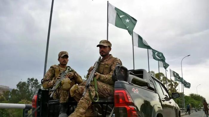 Binh sĩ Pakistan tuần tra trên xe bán tải. Ảnh: Reuters