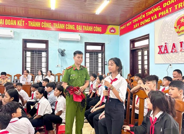 Trung úy Hồ Chí Lập tuyên truyền, phổ biến pháp luật đến hàng ngàn học sinh ở vùng biên giới.
