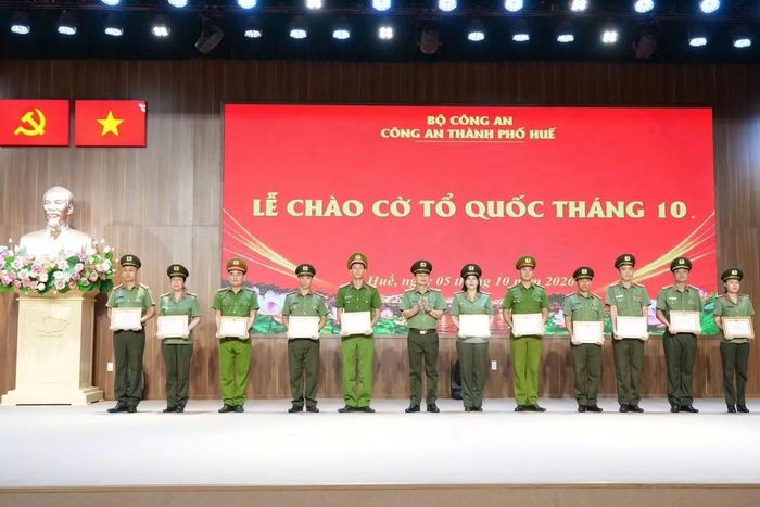 Đại tá Dương Văn Thoan, Phó Giám đốc Công an TP Huế trao giấy khen cho các tập thể, cá nhân có thành tích trong sơ kết phong trào thi đua "Ba Nhất".