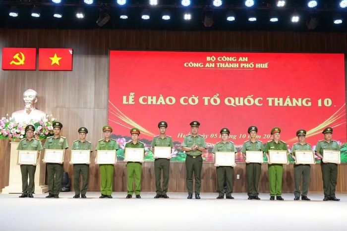 Tại Lễ chào cờ đầu tháng 10/2026, Giám đốc Công an TP Huế trao Bằng khen của Bộ trưởng Bộ Công an và Chủ tịch UBND TP Huế cho các tập thể, cá nhân có thành tích xuất sắc trong công tác, chiến đấu.