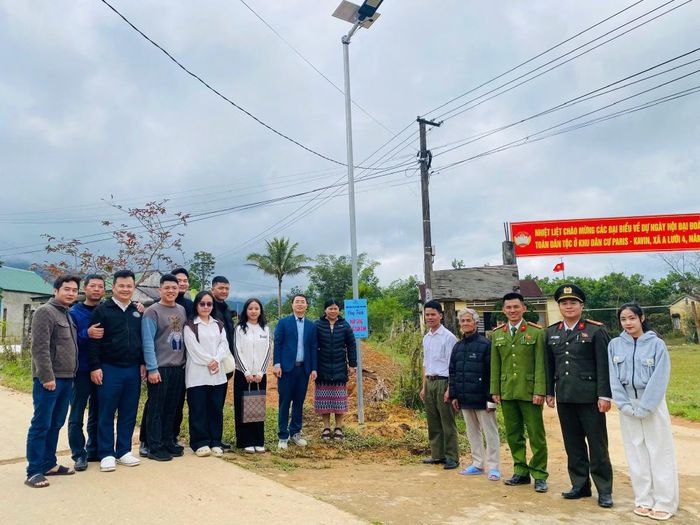 Thiếu tá Lê Khánh Long với những mô hình, phong trào hướng về bà con đồng bào biên giới.