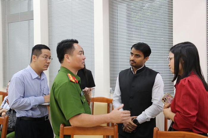 Đại tá Phạm Đình Ngọc cùng trao đổi với các đại biểu đại diện Tổng lãnh sự quán nước ngoài.