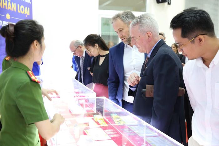 Đại biểu tham quan khu triển lãm mẫu vật về ma túy và tác hại của ma túy đối với con người.