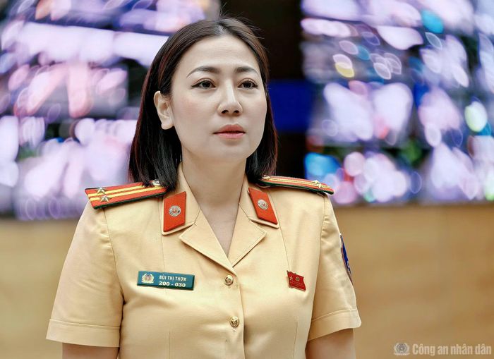 Trung tá Bùi Thị Thơm