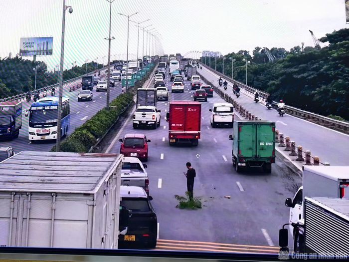 Cán bộ làm nhiệm vụ nhanh chóng quan sát, phát hiện xe thư báo gặp sự cố trên cầu Thanh Trì và thông báo cho CSGT đến hỗ trợ.