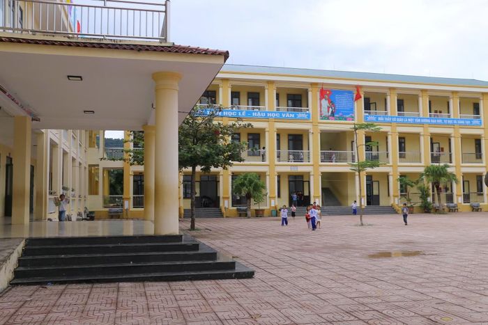 Chuyển học sinh về học tại điểm chính thuộc Trường tiểu học Quỳnh Tam nhằm bảo đảm an toàn và quyền lợi học tập của học sinh.