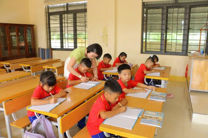 Nhà trường cũng bố trí giáo viên kèm các em để tránh bị hổng kiến thức sau nhiều ngày nghỉ học.