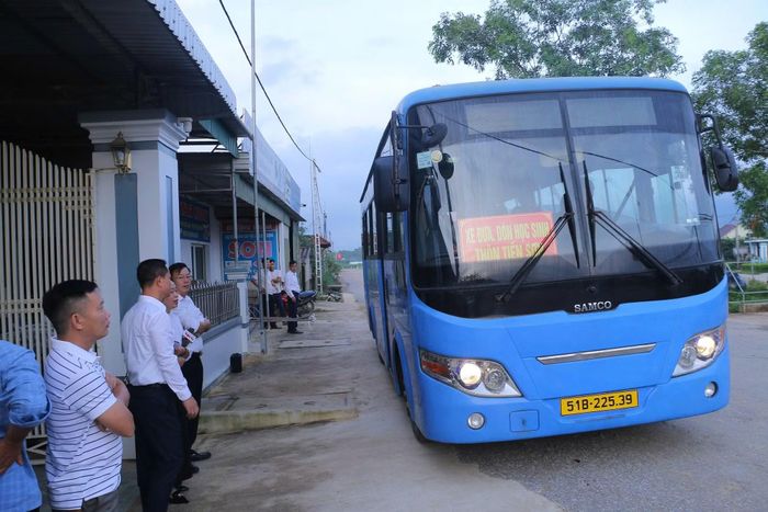 Chính quyền địa phương bố trí xe đưa đón sáng và chiều cũng như hỗ trợ bữa ăn bán trú nhằm tạo điều kiện thuận lợi nhất để các em đảm bảo việc học tập.