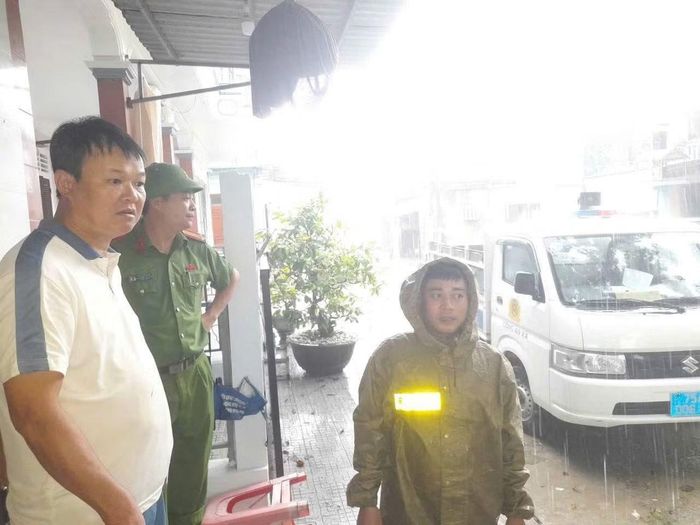 Công an phường Phong Quảng đến nhà dân tuyên truyền, vận động ngư dân neo đậu tàu thuyền an toàn trong mùa mưa bão.