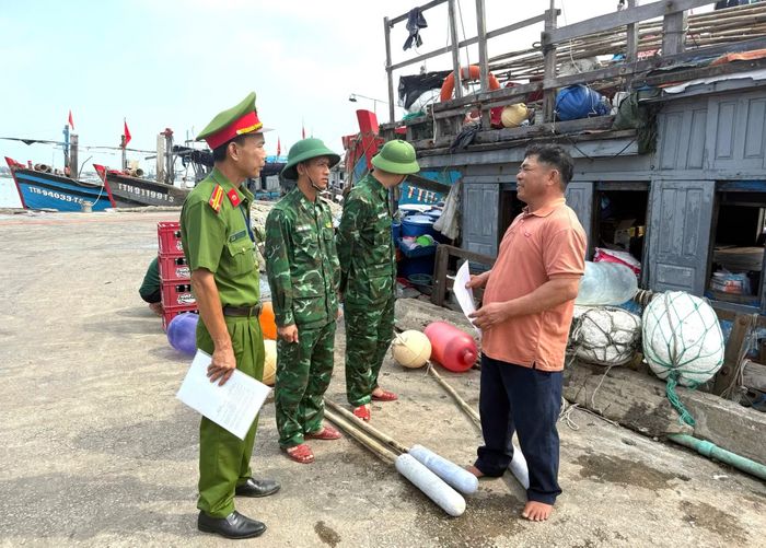 Tuyên truyền, vận động ngư dân Thuận An đánh bắt hải sản đúng quy định, chủ động phòng ngừa trộm cắp trong mùa mưa bão.