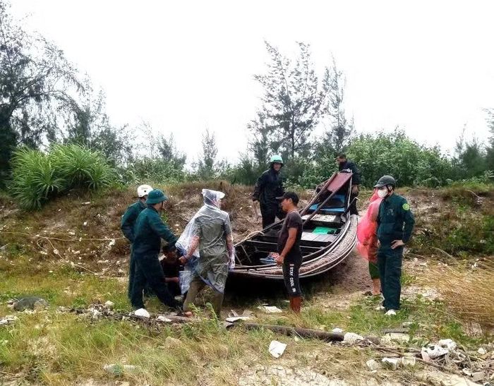Ghe thuyền của ngư dân ở Phong Quảng được lực lượng chức năng hỗ trợ di dời đến nơi an toàn.
