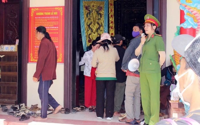 Cán bộ Công an phường Rạch Giá dùng loa để tuyên truyền, nâng cao ý thức phòng ngừa trộm cắp tài sản cho người dân.