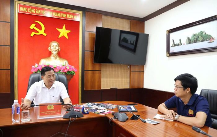 Thượng tá Nguyễn Hữu Liệu trao đổi cùng phóng viên.