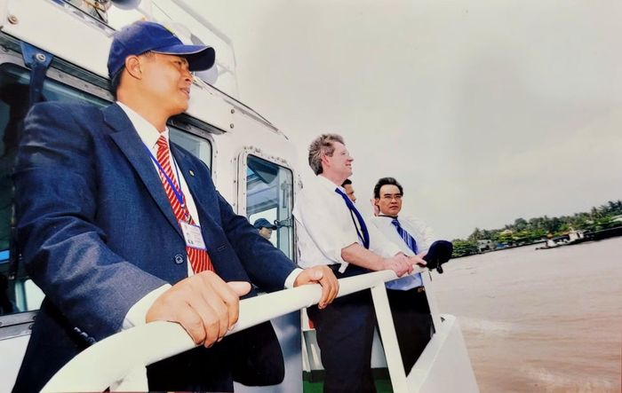  Thượng tá Nguyễn Hữu Liệu trong chuyến hành trình cùng Bộ trưởng Thương mại Hoa Kỳ Gutierrez. 