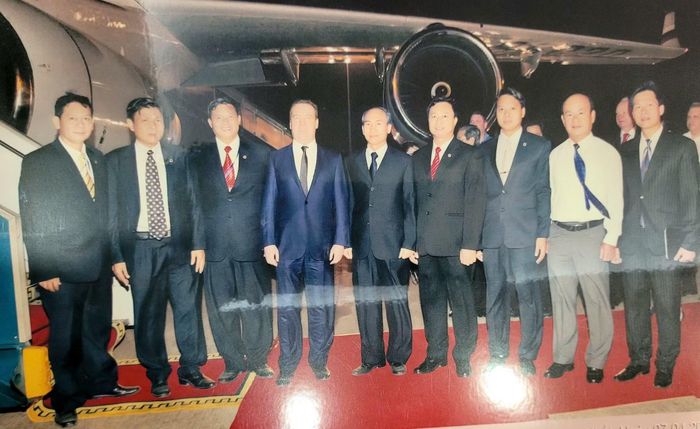 Thủ tướng Liên bang Nga Dmitry Medvedev chụp ảnh lưu niệm cùng lực lượng Cảnh vệ tại sân bay Tân Sơn Nhất ngày 7/4/2015.