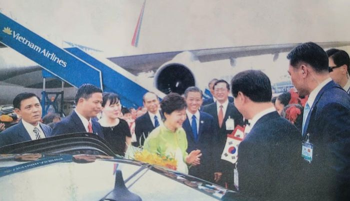 Nữ Tổng thống Hàn Quốc Park Geun-hye đã gửi tặng Thượng tá Nguyễn Hữu Liệu một đôi đũa mạ bạc lưu niệm biểu tượng cho sự gắn kết và thủy chung.