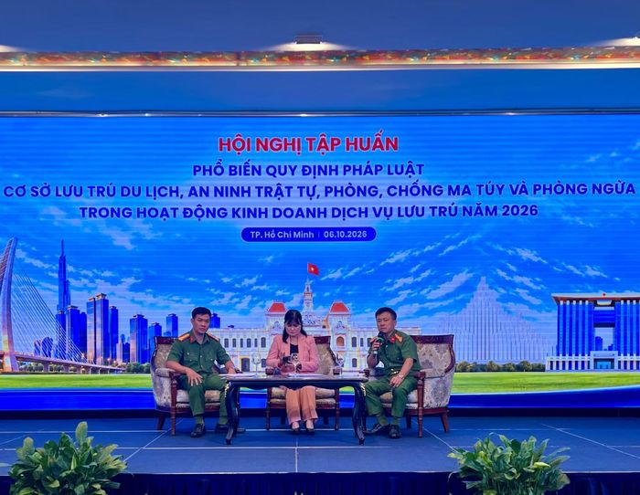 Thượng tá Nguyễn Ngọc Hải, Phó Trưởng Phòng Cảnh sát Quản lý hành chính về trật tự xã hội cùng đại diện Phòng Cảnh sát điều tra tội phạm về ma túy trả lời câu hỏi của các đại biểu dự hội nghị.