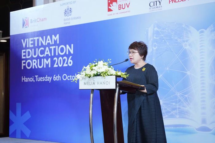PGS.TS Nguyễn Thu Thủy, Vụ trưởng Vụ hợp tác quốc tế, Bộ Giáo dục và Đào tạo phát biểu tại diễn đàn.