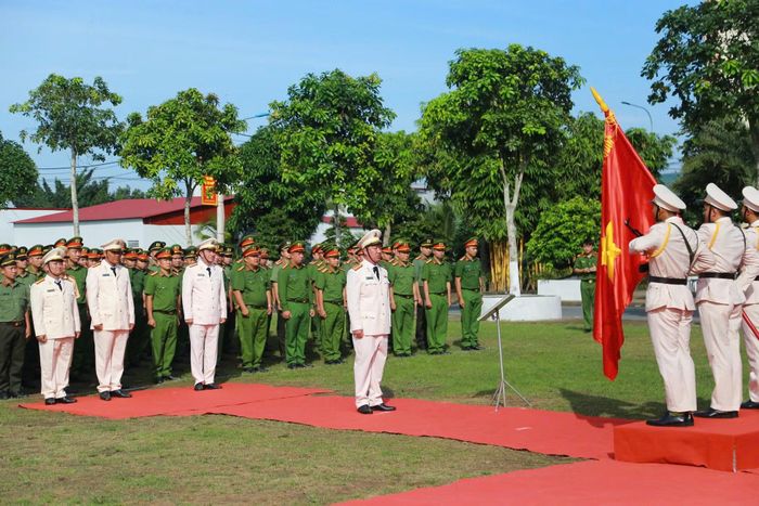 Đại tá Nguyễn Văn Hạnh, Phó Giám đốc Công an tỉnh được phân công giữ chức vụ Trung đoàn trưởng, Trung đoàn Cảnh sát cơ động dự bị chiến đấu.