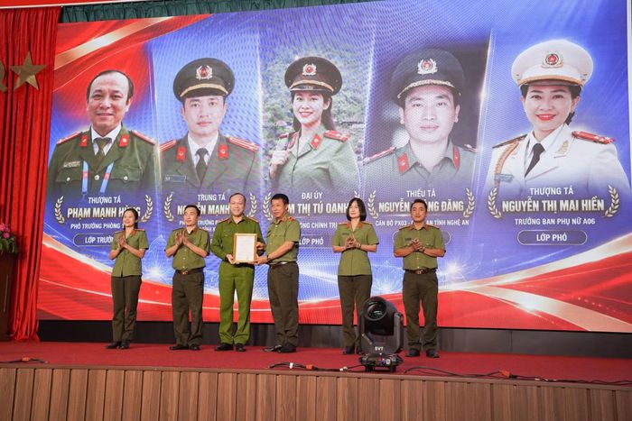Thiếu tướng Nguyễn Công Bẩy giao nhiệm vụ cho Ban Cán sự Lớp tập huấn.