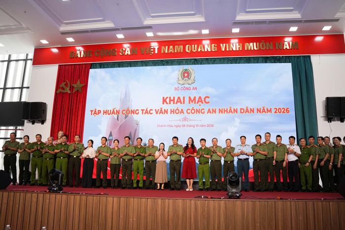 Đại biểu cùng các học viên chụp ảnh lưu niệm với Ban Tổ chức Lớp tập huấn.