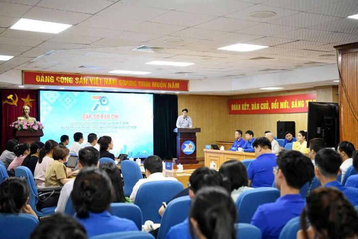 Các đại biểu tham dự buổi gặp gỡ báo chí.