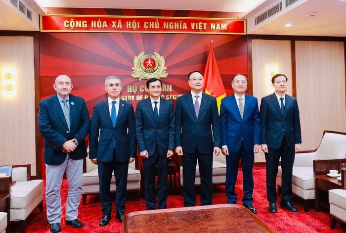 Thứ trưởng Phạm Thế Tùng chụp ảnh lưu niệm cùng đoàn Tư lệnh Cảnh sát LHQ.