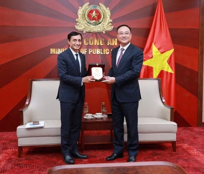 Thứ trưởng Phạm Thế Tùng trao quà lưu niệm tặng Tư lệnh Cảnh sát LHQ Faisal Shahkar.