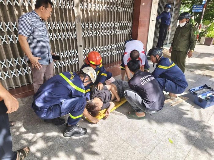 Nam thanh niên được hỗ trợ y tế ngay khi tiếp đất an toàn.
