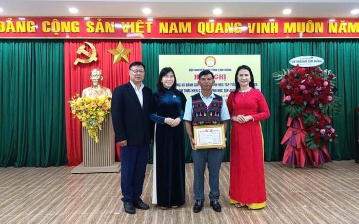 Hội nghị biểu dương các cá nhân, tập thể tiêu biểu cho 5 mô hình học tập tiêu biểu.