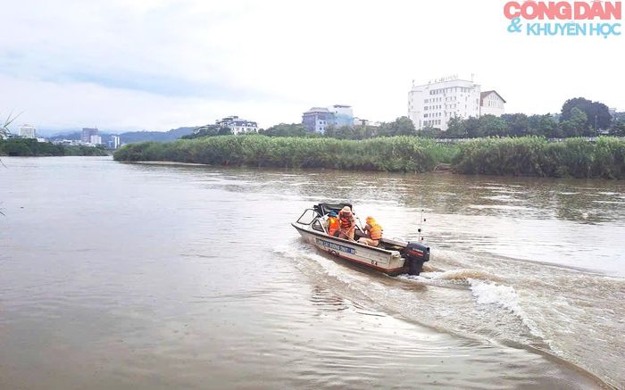 Cảnh sát giao thông đường thủy (Công an tỉnh Lào Cai) tìm kiếm nạn nhân ở khu vực bãi nổi Soi Tiền và dọc hai bờ sông Hồng. Ảnh: Quốc Hồng