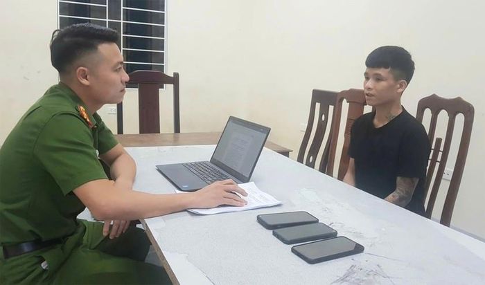 Cơ quan chức năng lấy lời khai Trần Văn Minh. Ảnh: Công an Nghệ An