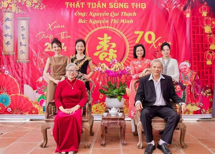 Gia đình hạnh phúc của tôi cùng 4 đứa con gái ngoan. Ảnh: Tác giả cung cấp