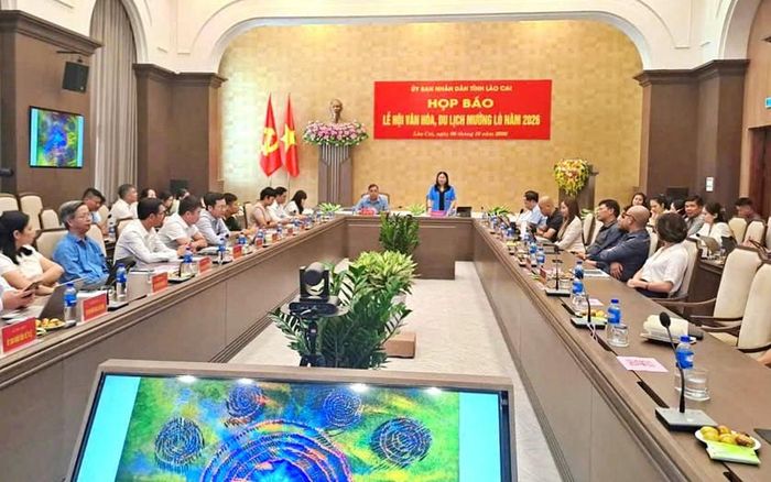 Phó Chủ tịch UBND tỉnh Lào Cai Vũ Thị Hiền Hạnh phát biểu chủ trì họp báo. Ảnh: Quốc Hồng