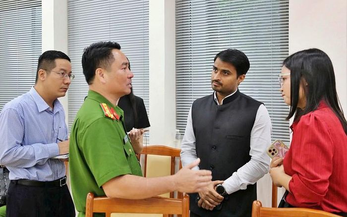 Đại tá Phạm Đình Ngọc trao đổi với các đại biểu tại buổi toạ đàm.