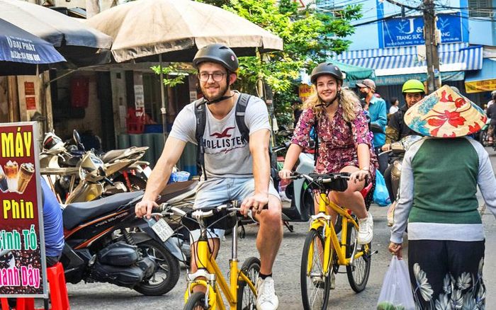 Đạp xe khám phá Thủ đô Hà Nội của Việt Nam, đem lại cho khách du lịch những trải nghiệm thú vị về sức sống đường phố. Ảnh: jackfruitadventure