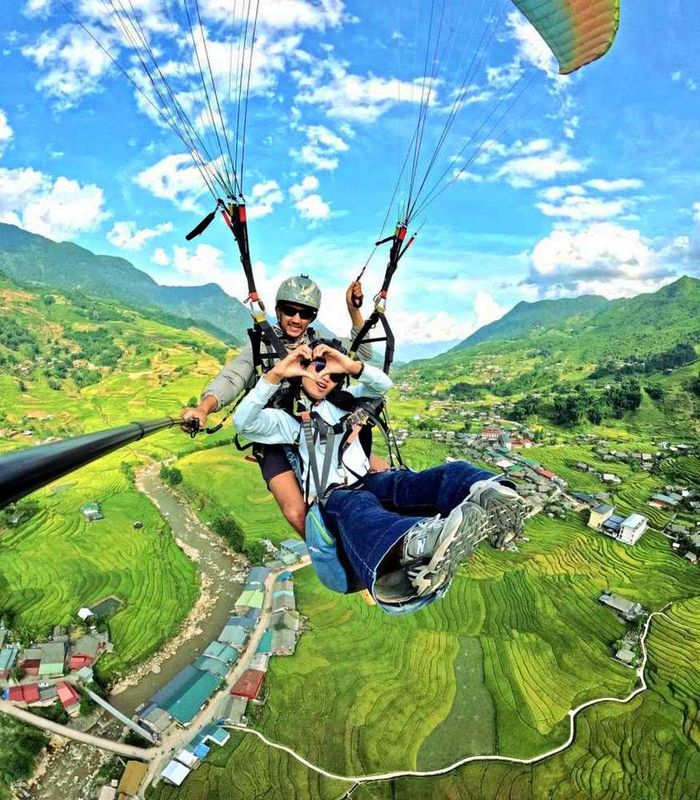 Mùa lúa chín rất thu hút khách du lịch tới Sa Pa (Lào Cai), Việt Nam. Năm 2026 tour chiêm ngưỡng những cánh đồng lúa vàng có thêm một trải nghiệm mới là bay dù lượn trên thung lũng Mường Hoa. Ảnh: Báo Văn Hoá