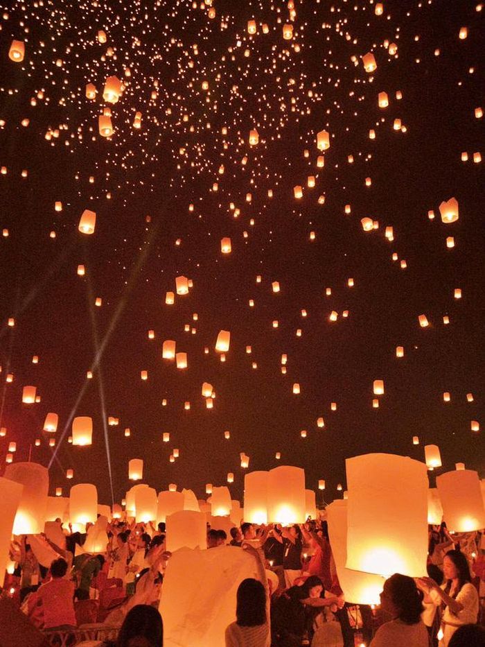 Lễ hội Yi Peng gắn liền với thành phố Chiang Mai, Thái Lan - nơi người dân và khách du lịch thường thả hàng nghìn khom loi (lồng đèn) lên bầu trời, với niềm tin sẽ xua đi vận rủi và gửi gắm những ước vọng an lành. Ảnh: tripadvisor