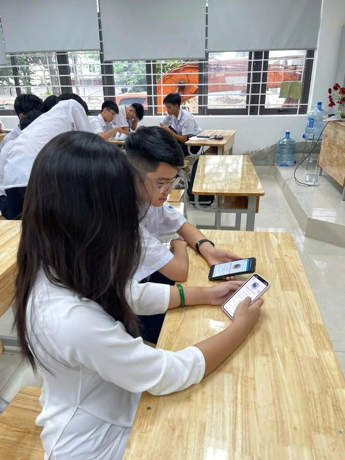 Các bạn học sinh Liên Hà tích cực bình chọn cho ngôi trường của mình. (Ảnh: Liên Hà)