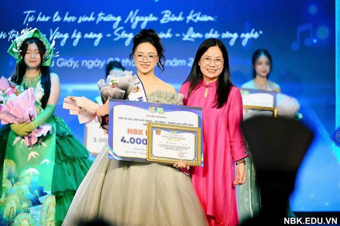 Cô Hà Ngọc Thủy - Phó Hiệu trưởng Trường THCS và THPT Nguyễn Bỉnh Khiêm - Cầu Giấy (Hà Nội) tích cực đồng hành, tham gia các hoạt động cùng học sinh, góp phần tạo nên không khí gần gũi, gắn kết trong nhà trường.