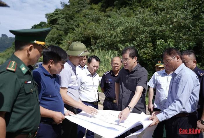 Đoàn công tác khảo sát thực địa tại Bản Khoòng, xã Lý Quốc.