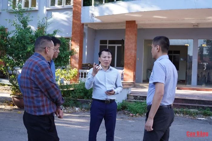 Phó Chủ tịch Thường trực UBND tỉnh Lương Tuấn Hùng kiểm tra hiện trạng trụ sở UBND xã Trà Lĩnh.