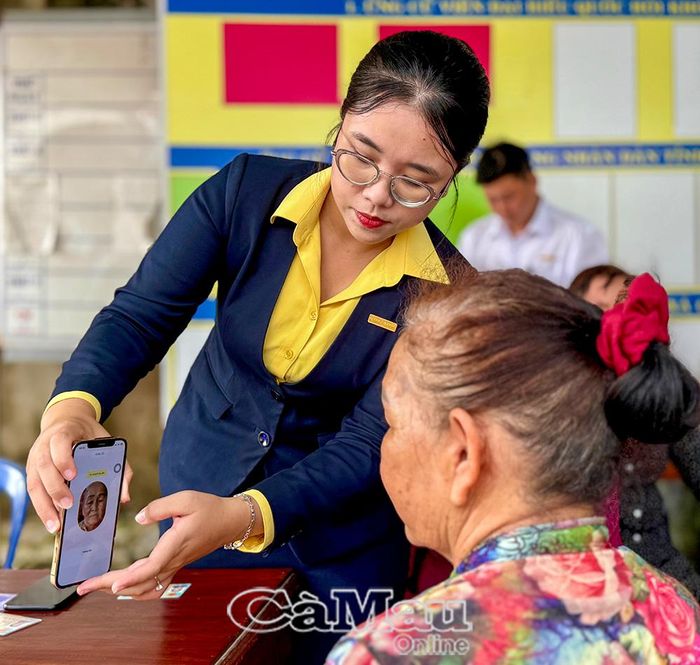 Các ngân hàng, doanh nghiệp viễn thông đồng hành cùng mô hình “chợ số”. (Trong ảnh: Nhân viên ngân hàng hỗ trợ mở tài khoản ngân hàng cho người dân ấp Thanh Hải, xã Gành Hào, tháng 8/2026).