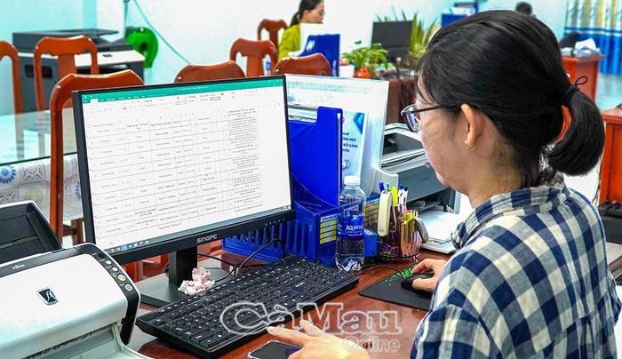Khai thác dữ liệu học sinh trên hệ thống điện tử tại Tiểu học phường An Xuyên, góp phần đổi mới công tác quản lý. (Nhờ bộ phận kỹ thuật che dùm mã số định danh của học sinh trên màn hình máy vi tính).