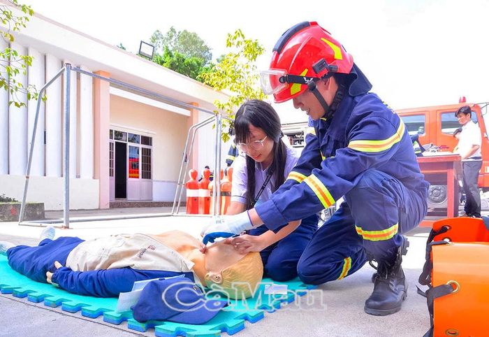 Lực lượng Cảnh sát PCCC&CNCH hướng dẫn học sinh thực hành CNCH tại Trung tâm Giáo dục cộng đồng về PCCC&CNCH tỉnh.