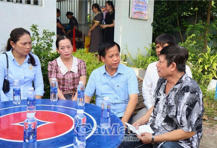 Đồng chí Huỳnh Minh Kiên, Bí thư Đảng uỷ, Chủ tịch HĐND xã Năm Căn (thứ ba từ phải sang), thăm hỏi, động viên gia đình và trao tiền hỗ trợ đến gia đình nạn nhân.