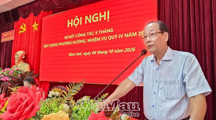 Bí thư Đảng uỷ, Chủ tịch HĐND xã Đầm Dơi Huỳnh Văn Hiền phát biểu tại hội nghị.