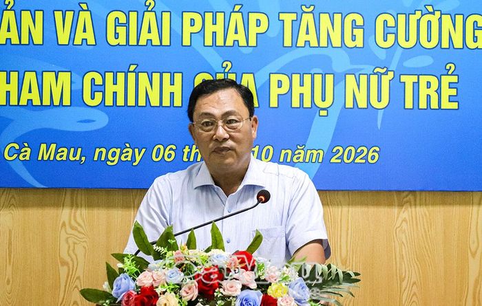 Phó Trưởng ban Thường trực Ban Tổ chức Tỉnh uỷ Cà Mau Nguyễn Minh Phụng tham luận về công tác phát triển nguồn cán bộ nữ trẻ tỉnh Cà Mau, thực trạng, khó khăn và giải pháp phát triển nguồn cán bộ nữ trẻ của tỉnh.